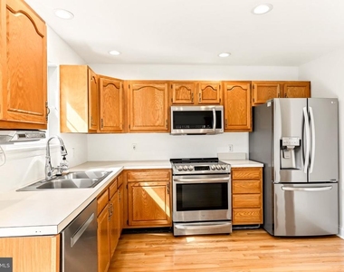 808 Yorkview Drive - Photo Thumbnail 11