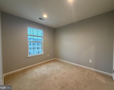 2102 E Oak Road - Photo Thumbnail 11