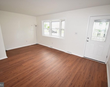 216 E Pearl Street - Photo Thumbnail 2