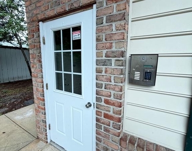 2201 Main Street - Photo Thumbnail 10