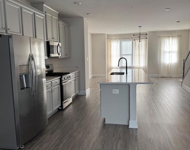 140 Albany Place - Photo Thumbnail 2