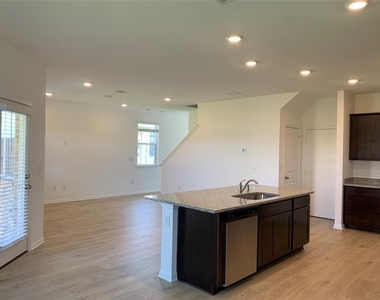 317 Brody Ln - Photo Thumbnail 3