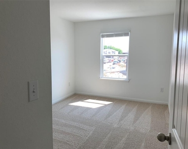 317 Brody Ln - Photo Thumbnail 10
