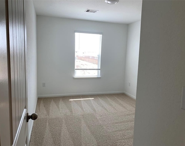 317 Brody Ln - Photo Thumbnail 6