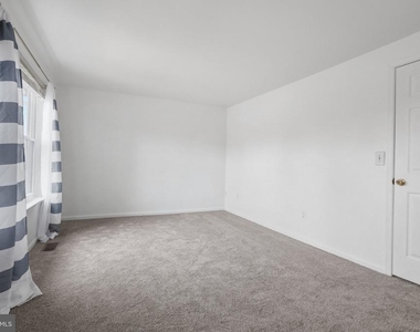 1215 Independence Square - Photo Thumbnail 18