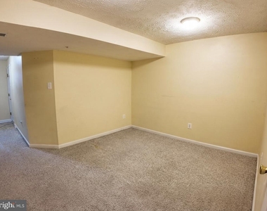 9746 Harvester Circle - Photo Thumbnail 16