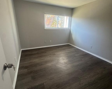 3421 Glen Avenue - Photo Thumbnail 2