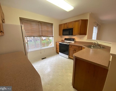 216 Beckington Court - Photo Thumbnail 4