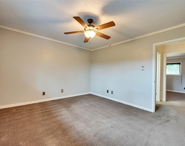 2122 Hancock Dr - Photo Thumbnail 11