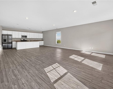 323 Golden Eagle Parkway - Photo Thumbnail 7