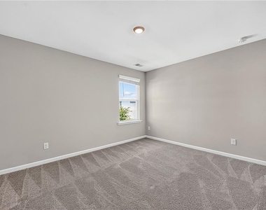 323 Golden Eagle Parkway - Photo Thumbnail 19