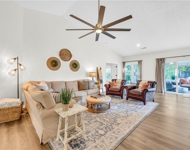 1525 Keystone Drive - Photo Thumbnail 6