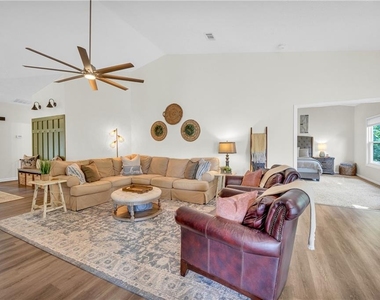 1525 Keystone Drive - Photo Thumbnail 9
