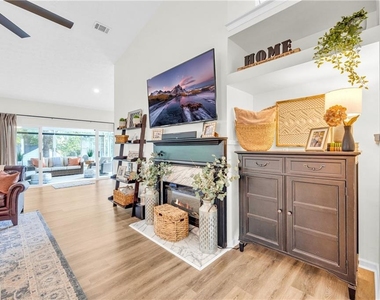 1525 Keystone Drive - Photo Thumbnail 10