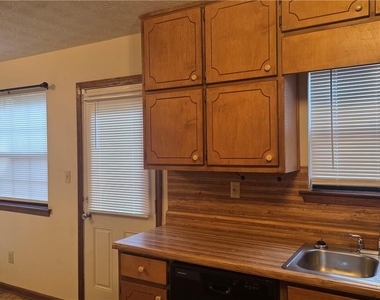 8492 Pineland Drive - Photo Thumbnail 7