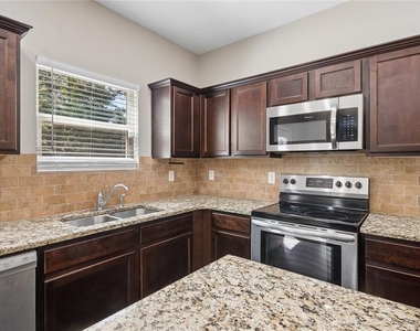 462 Fredrick Drive - Photo Thumbnail 8