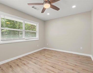 495 Larchmont Circle Nw - Photo Thumbnail 9