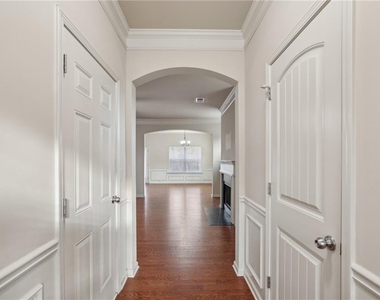 3145 Englewood Drive - Photo Thumbnail 2