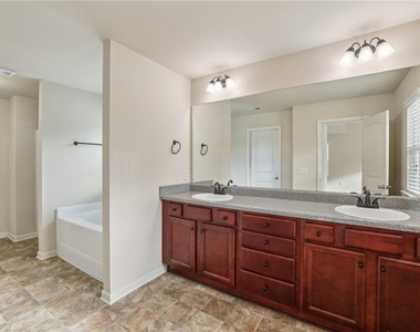 3145 Englewood Drive - Photo Thumbnail 15