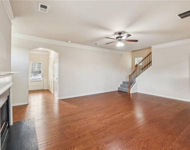3145 Englewood Drive - Photo Thumbnail 5