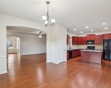 3145 Englewood Drive - Photo Thumbnail 7
