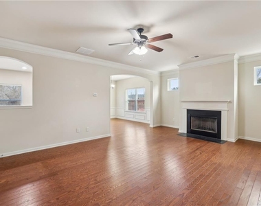 3145 Englewood Drive - Photo Thumbnail 4