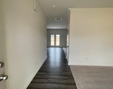 133 Verona Drive Nw - Photo Thumbnail 2