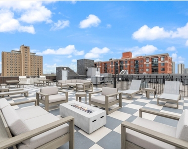 3217 N Clark Street - Photo Thumbnail 10