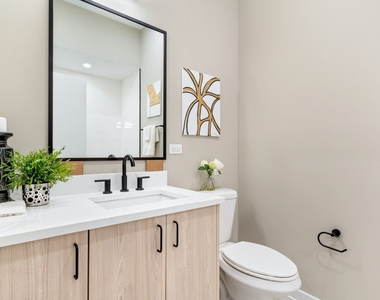 3217 N Clark Street - Photo Thumbnail 12