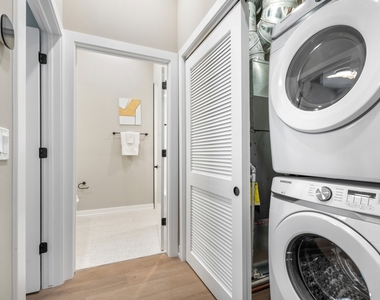 3217 N Clark Street - Photo Thumbnail 11