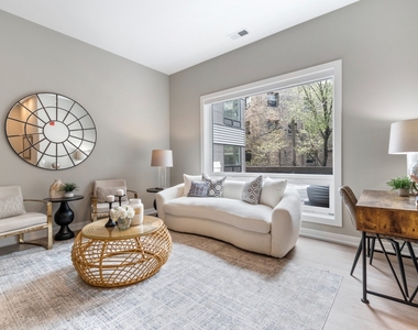 3217 N Clark Street - Photo Thumbnail 1
