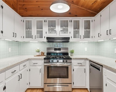 946 Laurel Circle - Photo Thumbnail 7