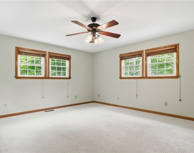 946 Laurel Circle - Photo Thumbnail 16