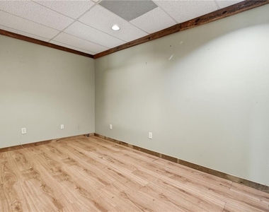 946 Laurel Circle - Photo Thumbnail 26
