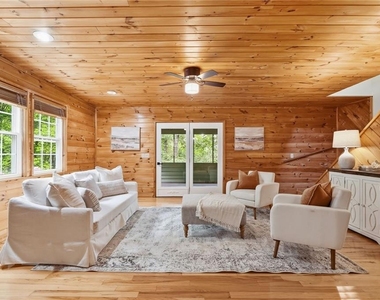 946 Laurel Circle - Photo Thumbnail 1