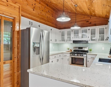 946 Laurel Circle - Photo Thumbnail 8