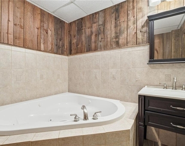 946 Laurel Circle - Photo Thumbnail 25