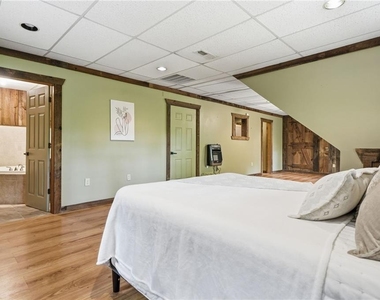 946 Laurel Circle - Photo Thumbnail 24