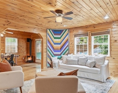 946 Laurel Circle - Photo Thumbnail 4