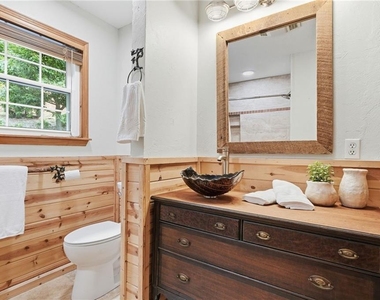 946 Laurel Circle - Photo Thumbnail 13