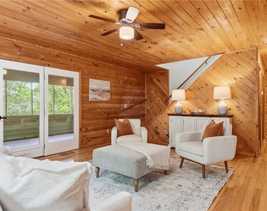 946 Laurel Circle - Photo Thumbnail 3