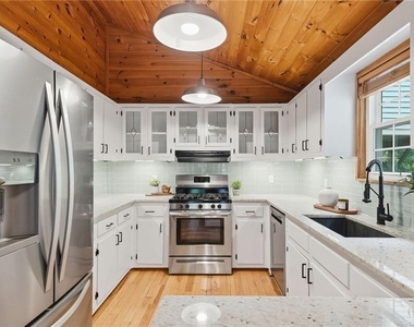 946 Laurel Circle - Photo Thumbnail 2