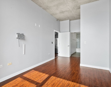 235 W Van Buren Street - Photo Thumbnail 18