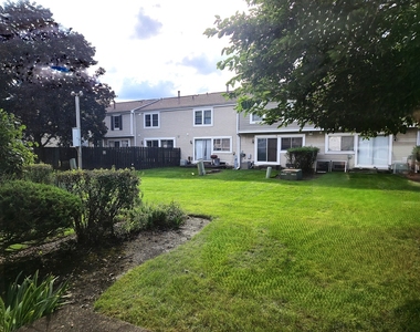 1912 Governors Lane - Photo Thumbnail 2