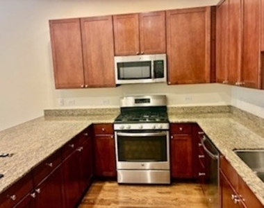 917 N Kingsbury Street - Photo Thumbnail 5