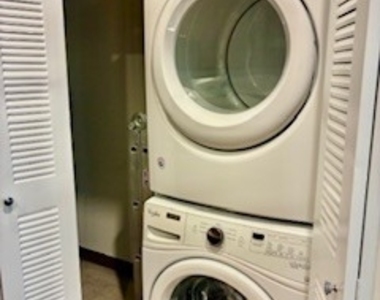 917 N Kingsbury Street - Photo Thumbnail 6