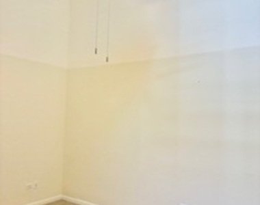 917 N Kingsbury Street - Photo Thumbnail 11