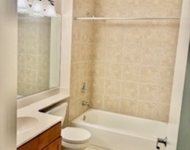 917 N Kingsbury Street - Photo Thumbnail 10