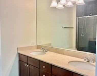 917 N Kingsbury Street - Photo Thumbnail 8