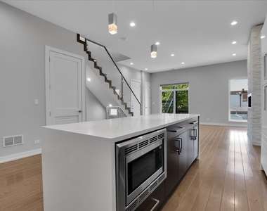 1821 W Armitage Avenue - Photo Thumbnail 8